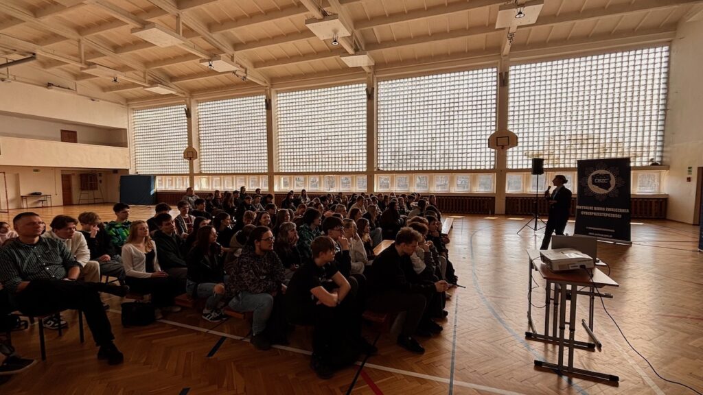 Uczniowie na sali gimnastycznej