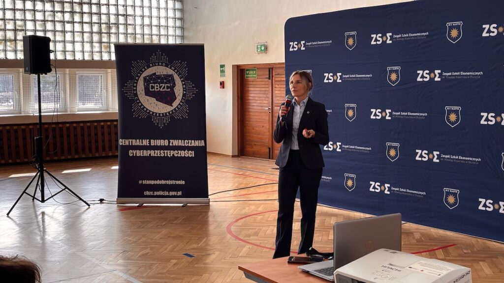 Nadkomisarz podczas zajęć z cyberbezpieczeństwo