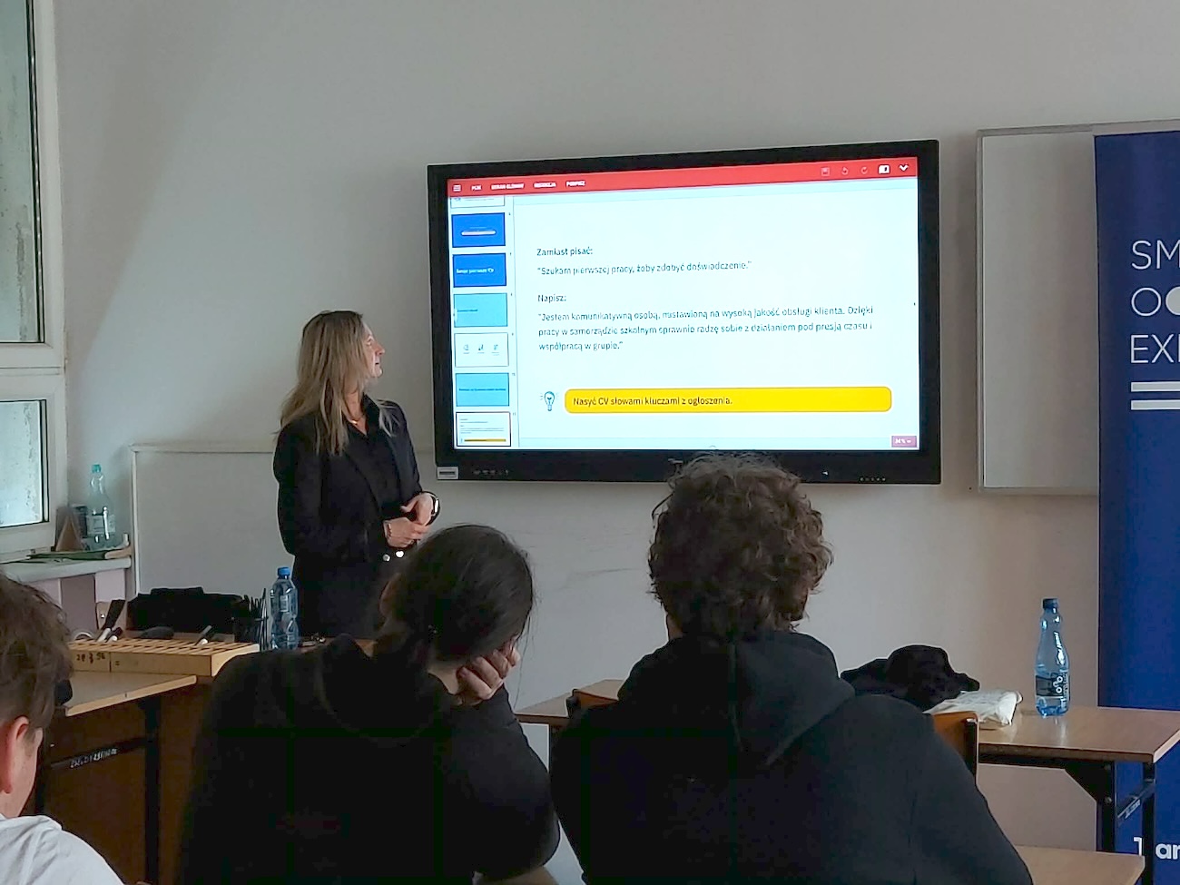Prelegentka podczas spotkania z uczniami.