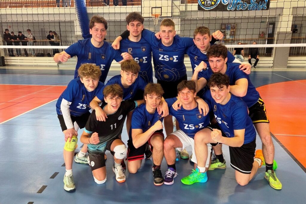 Zdjęcie grupowe drużyny siatkarskiej.