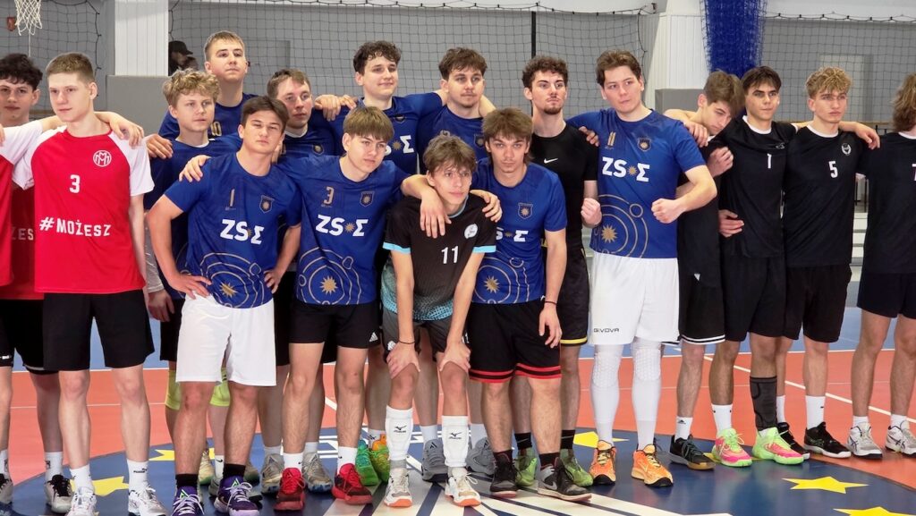 Drużyna siatkarska podczas odebrania nagrody.