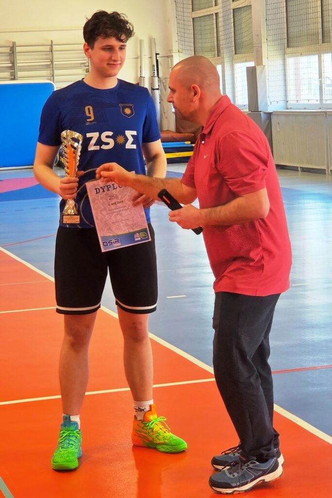 Uczeń odbierający nagrodę.