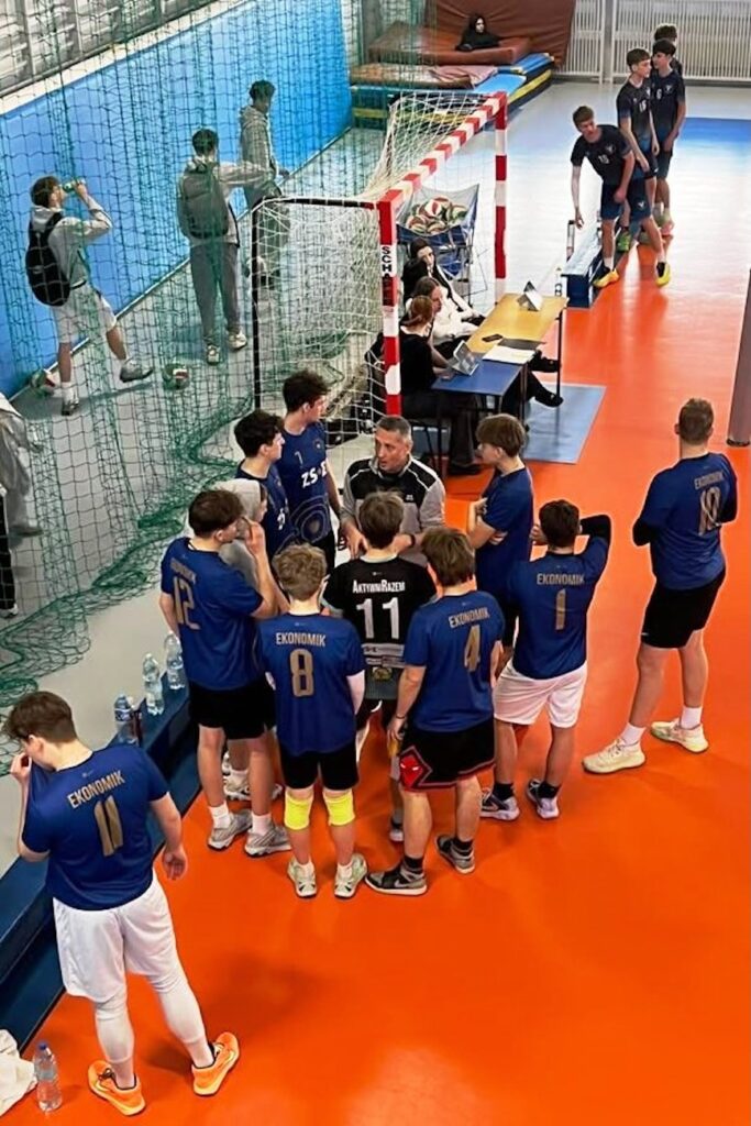 Drużyna z trenerem.