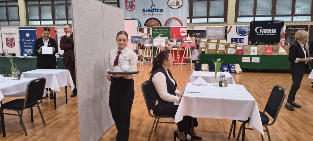 Uczennica podczas serwowania.