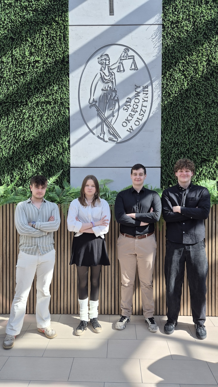 Uczniowie pod Sądem Okręgowym.