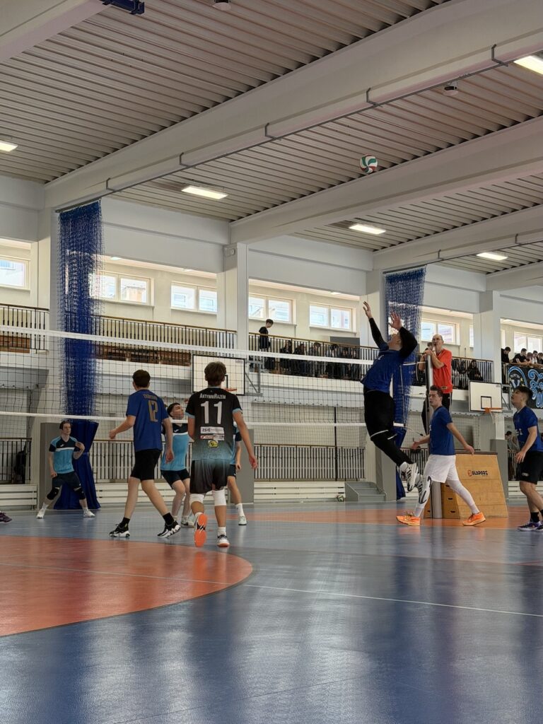 Zdjęcie podczas meczu siatkówki.