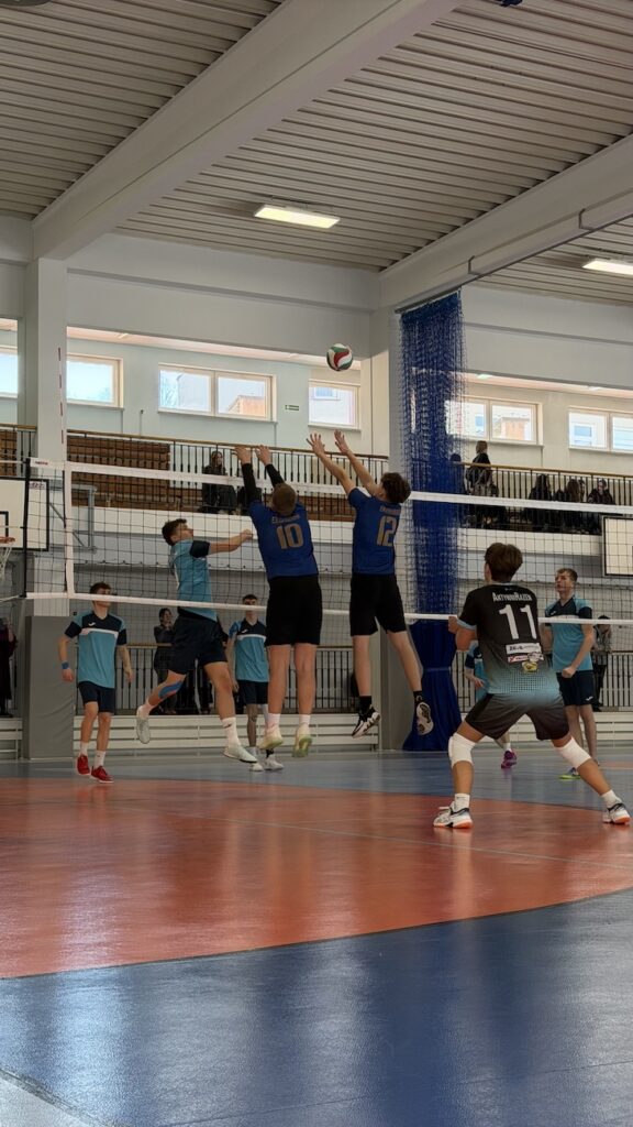 Siatkarze podczas meczu.