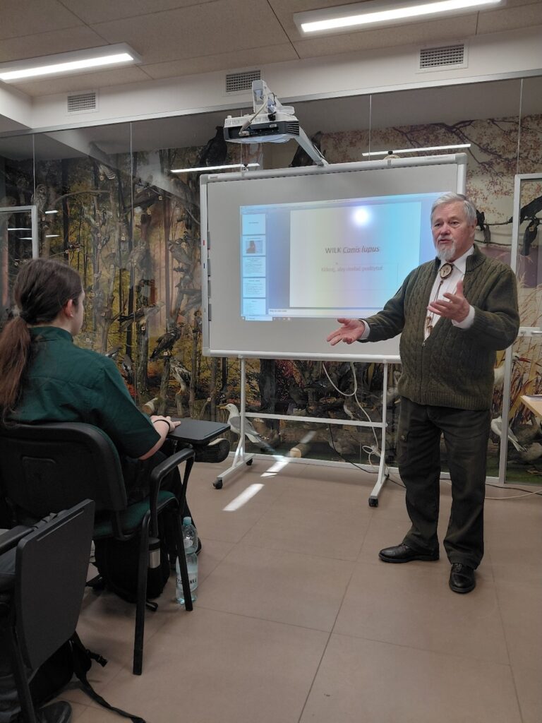 Prelegent podczas wykładu.