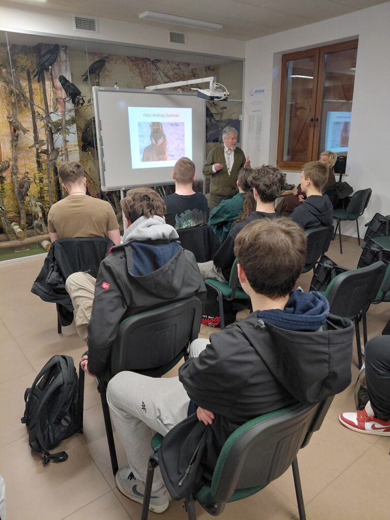 Uczniowie wraz z prelegentem.