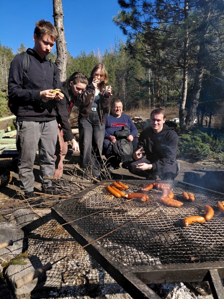 Uczniowie na ognisku.