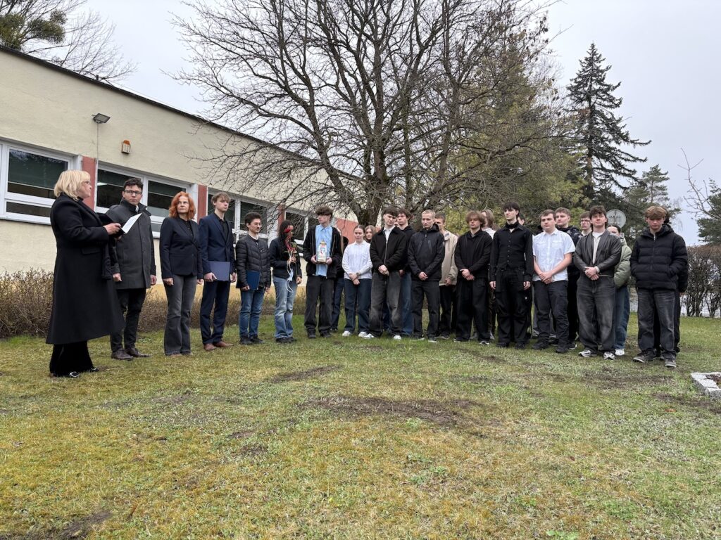 Uczniowie oraz Dyrekcja pod Dębem Pamięci.