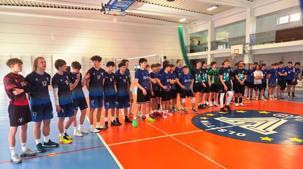 Zdjęcie siatkarzy z innymi zespołami