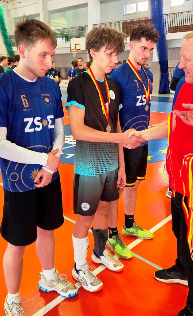 Uścisk długi sponsora i siatkarza.