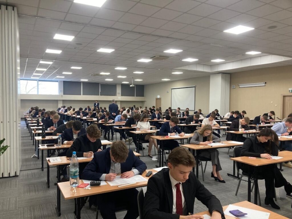 Zdjęcie uczniów podczas pisania Olimpiady