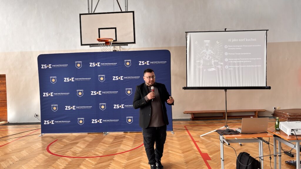 Prelegent podczas wykładu o AI.